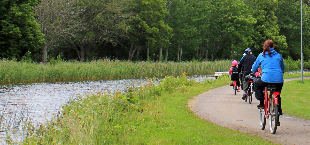 Cyklister längs Göta kanal