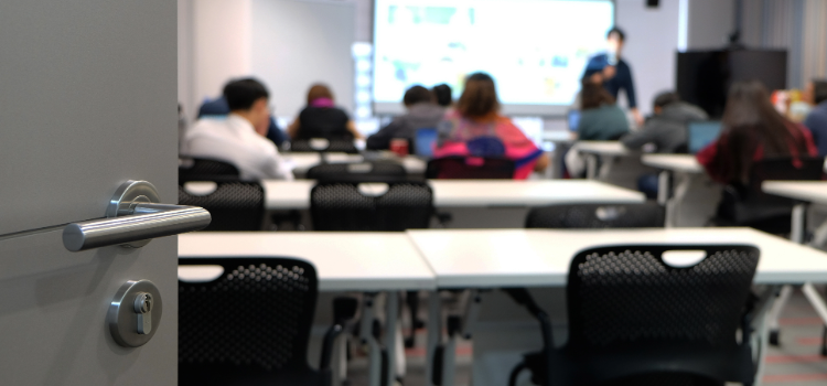 Klassrum med lärare och elever