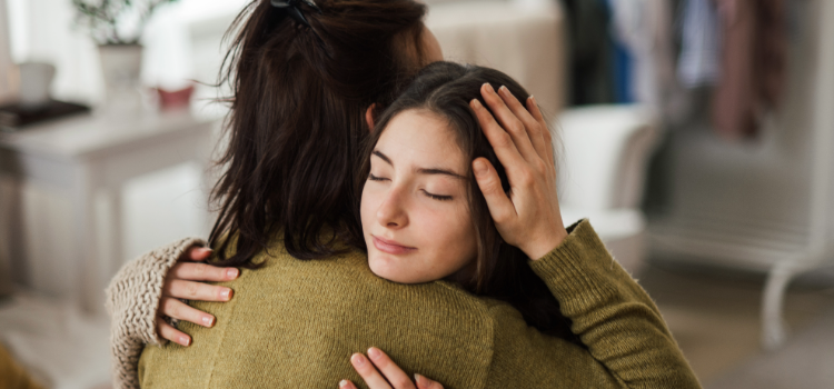 Mamma kramar om sin dotter