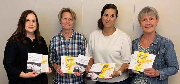 Representanter för Skaraborgs kommuner, Skaraborgs kommunalförbund och pilisen håller upp den nya skriften som tagits fram