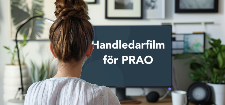 Kvinna tittar på en film på datorn
