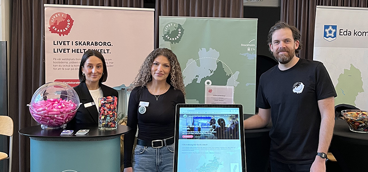 Representanter från Skaraborg i monter på mässa