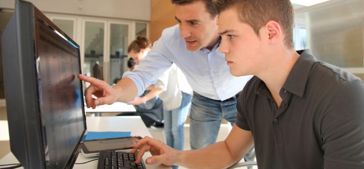 Praktikant guidas as handledare på arbetsplats