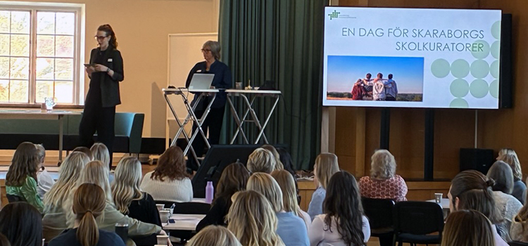 Personer på scenen och publik