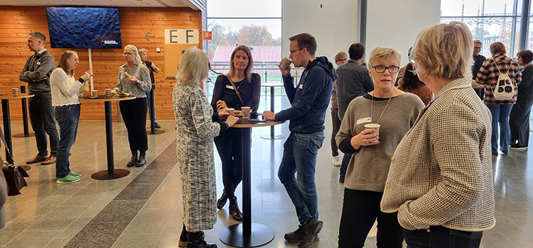 Deltagare på konferens i samtal under fika