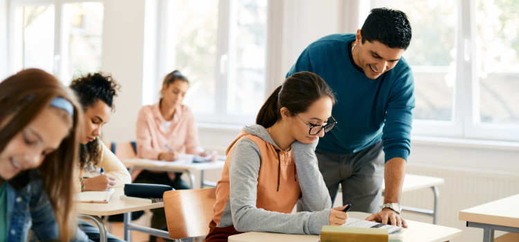 Lärare hjälper elev i klassrum