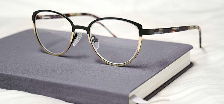 bok och glasögon