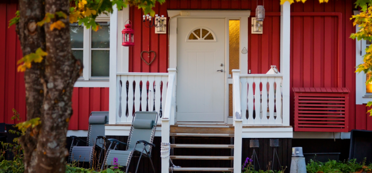 Ytterdörren till en röd villa