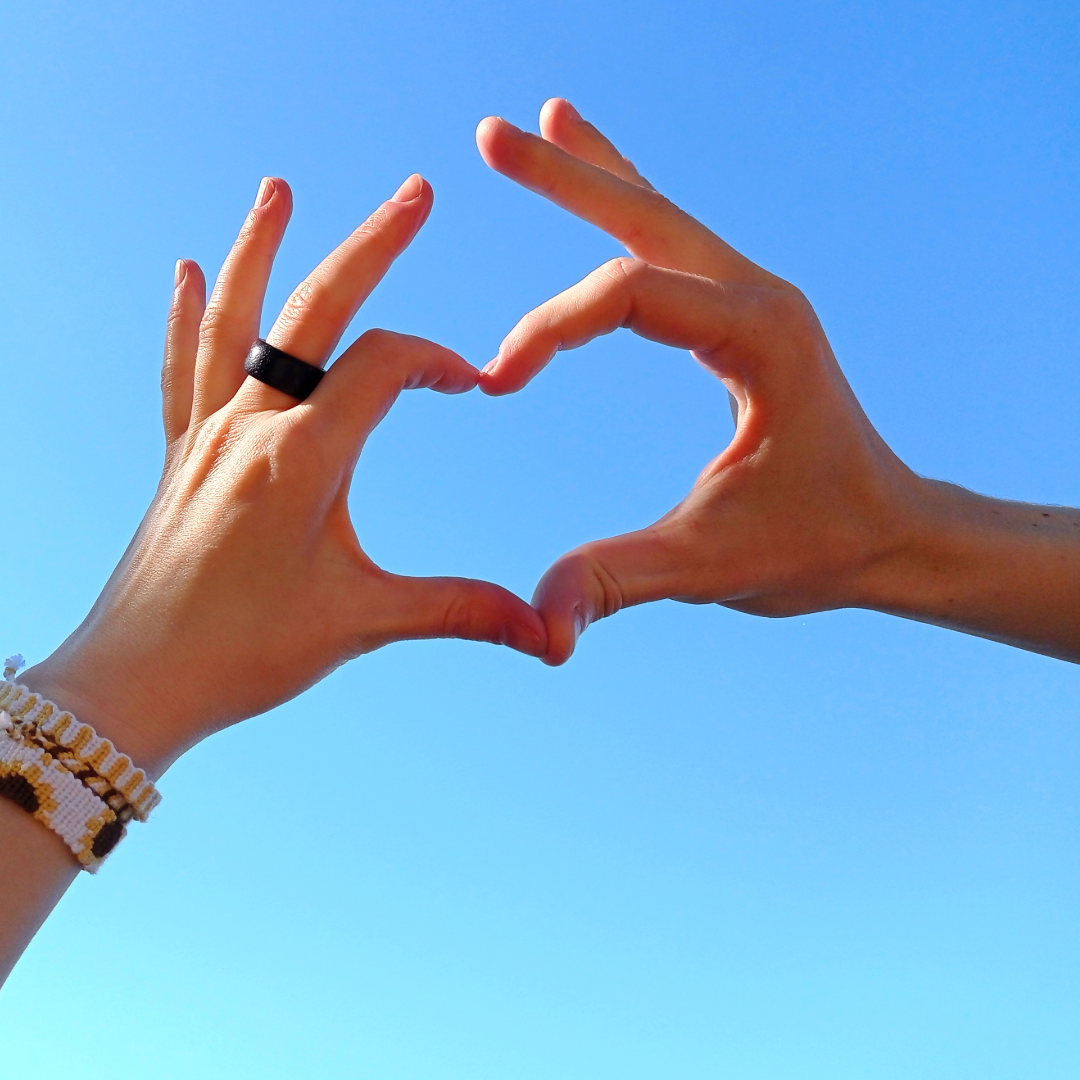 Händer som formas till ett hjärta
