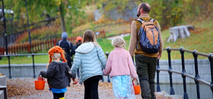 En familj går genom en park