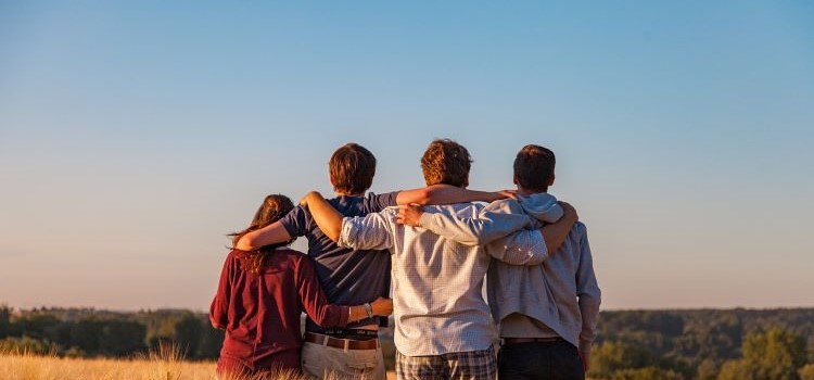 Ungdomar som håller om varandra